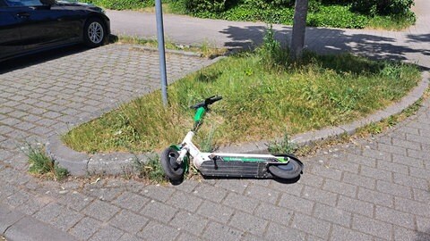 Ein E-Scooter liegt in Mainz auf einer Baumscheibe