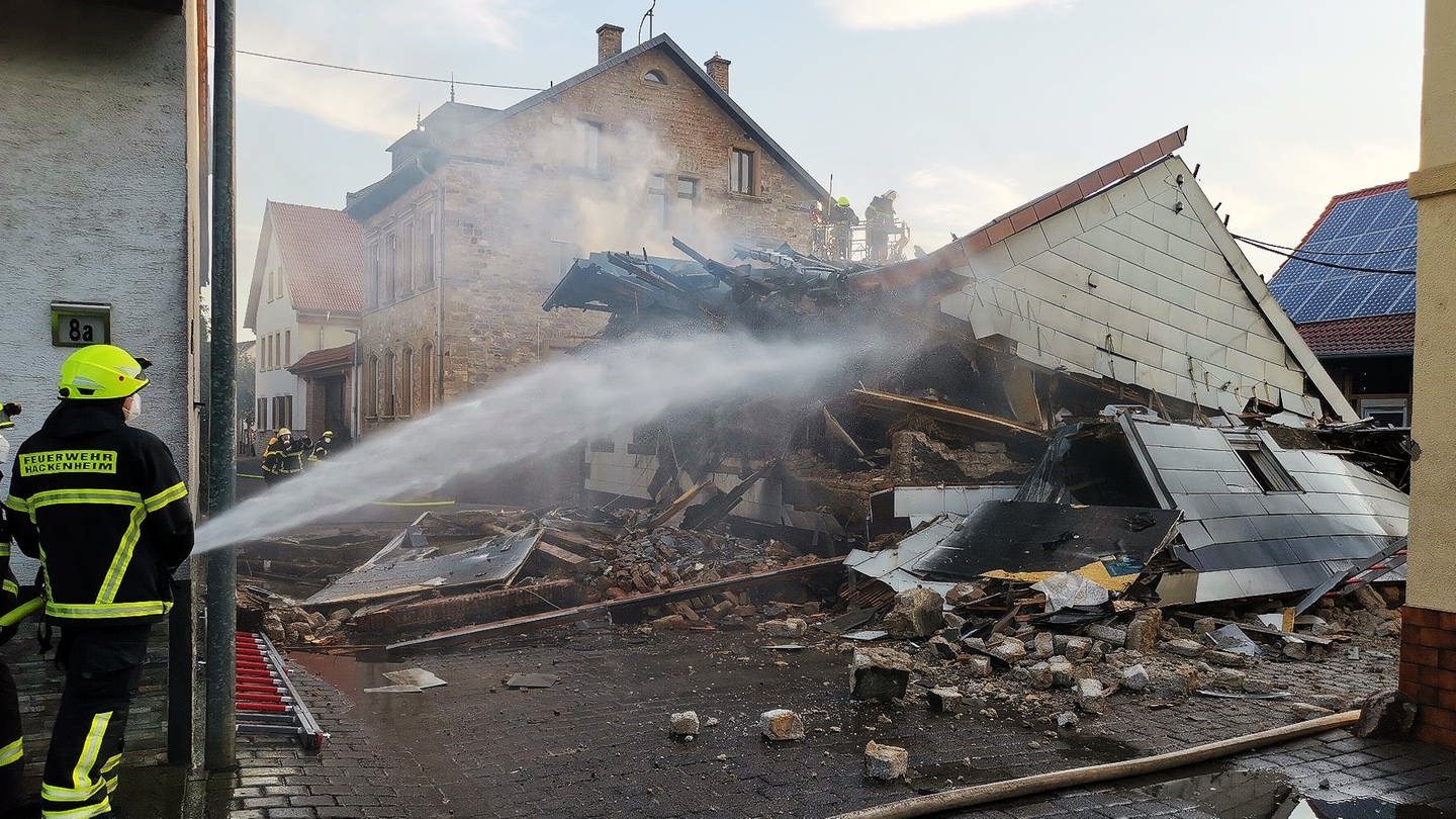 In Pfaffen-Schwabenheim im Kreis Bad Kreuznach hat im Ortskern ein Wohnhaus gebrannt und ist dabei eingestürzt. Der Bewohner des Einfamilienhauses blieb nach Angaben der Kreisverwaltung unverletzt.