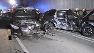 Bei dem Unfall im Tunnel bei Roxheim sind drei Menschen verletzt worden.