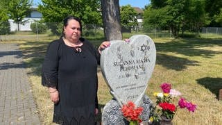 Susannas Mutter steht fünf Jahre nach dem Tod ihrer Tochter an deren Grab.