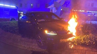 Der Fahrer des Wagens türmte nach dem Unfall, der Wagen fing Feuer.