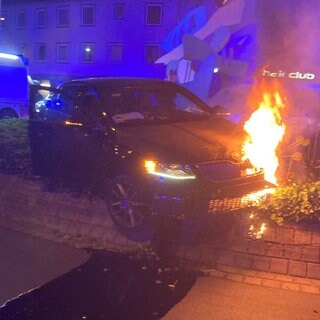 Der Fahrer des Wagens türmte nach dem Unfall, der Wagen fing Feuer.