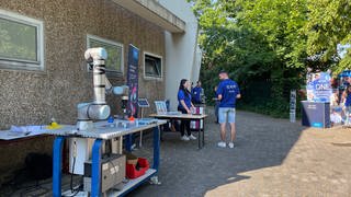 Auszubildende der Schott AG informieren an einer Schule über Ausbildungsmöglichkeiten. Der Mainzer Glashersteller will so gegen den Fachkräftemangel vorgehen.