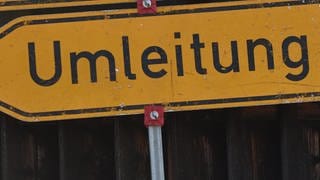 Ein Verkehrsschild mit der Aufschrift "Umleitung". Die B9 in Worms wurde probeweise gesperrt, bevor im September die Bauarbeiten beginnen.