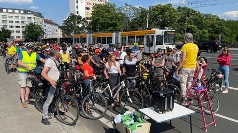 Demonstranten haben sich auf der Alicenbrücke zu einer Kundgebung versammelt. 150 Menschen nahmen bei der Fahrraddemo teil, um für mehr Platz und Sicherheit zu demonstrieren.