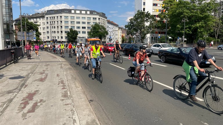 150 Fahrradfahrer demonstrieren am Donnerstag in Mainz auf der Alicenbrücke. Dabei wurden zwei Fahrstreifen für die Autoverkehr gesperrt.