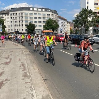 150 Fahrradfahrer demonstrieren am Donnerstag in Mainz auf der Alicenbrücke. Dabei wurden zwei Fahrstreifen für die Autoverkehr gesperrt.