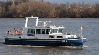 Ein Schiff der Wasserschutzpolizei Mainz ist auf dem Rhein unterwegs.