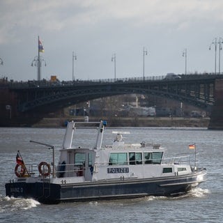 Zwei Männer und zwei Frauen sind bei einem Unfall mit einem Boot auf dem Rhein bei Mainz verletzt worden.