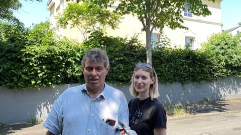 Martin Quarz und seine Tochter Lena stehen vor ihrem denkmalgeschützem Haus in Bad Kreuznach.