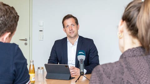 Nino Haase stellt sich nach 100 Tagen im Amt als Mainzer Oberbürgermeister den Fragen von unserer Reporterin Damaris Diener und unserem Reporter Alexander Dietz