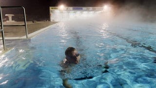 Auch wenn man nur friedlich seine Bahnen zeiht - nachts in ein Freibad einzusteigen, ist Hausfriedensbruch.