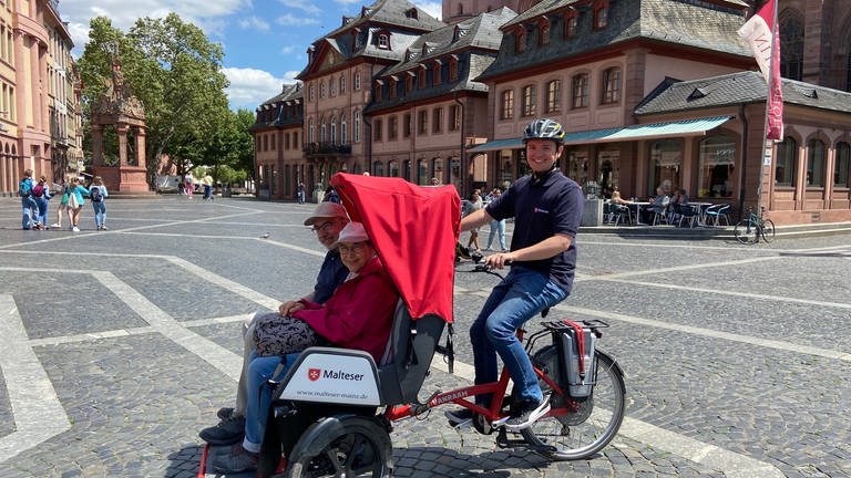 Mobilitätseingeschränkte Seniorinnen und Senioren können mit der E-Rikscha der Malteser in Mainz Ausflüge machen.