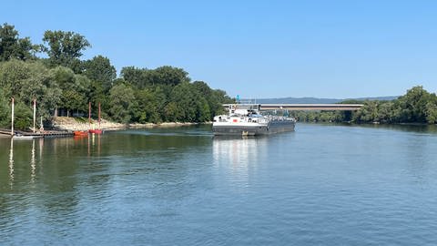 Der festgefahrene Tanker am Industriehafen auf dem Rhein bei Mainz ist wieder frei
