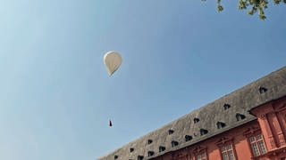 Schülerinnen und Schüler des Gymnasiums am Kurfürstlichen Schlosses in Mainz haben einen weißen Wetterbalon steigen lassen. Dazu musste der Tower in Wiesbaden-Erbenheim eine Startfreigabe geben, um zu vermeiden, dass der Ballon mit einem Flugzeug kollidiert. 