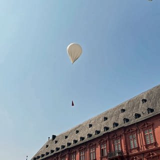 Schülerinnen und Schüler des Gymnasiums am Kurfürstlichen Schlosses in Mainz haben einen weißen Wetterbalon steigen lassen. Dazu musste der Tower in Wiesbaden-Erbenheim eine Startfreigabe geben, um zu vermeiden, dass der Ballon mit einem Flugzeug kollidiert. 