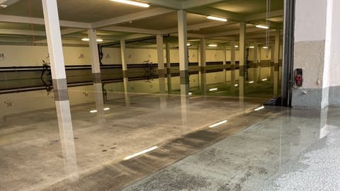 Auch die Tiefgarage an der Mainzer Rheinallee lief voll Wasser. 