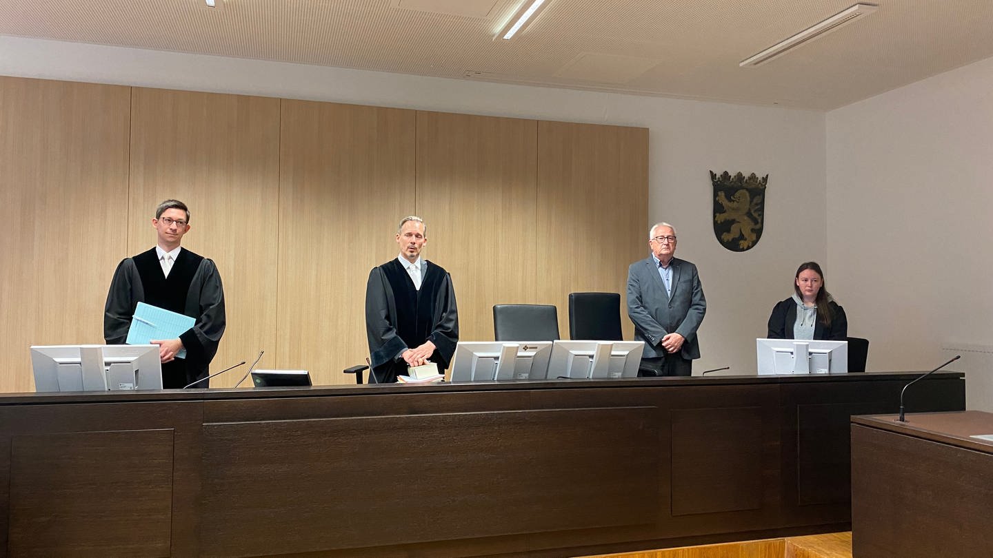 Ein Reitlehrer aus Ingelheim muss sich in einem Berufungsprozess vor dem Wiesbadener Landgericht verantworten.