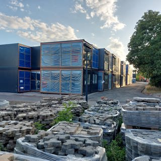 In diesen Tagen beginnt am Gymnasium Mainz-Mombach der Aufbau der Container.