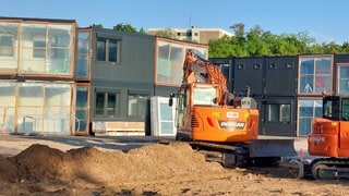 Am Mainzer Gymnasium Mombach beginnt der Aufbau der Container.