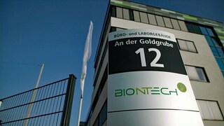 Vor dem Hauptgebäude des Biotechnologieunternehmens Biontech in Mainz steht ein großes Schild, auf dem die Adresse steht: An der Goldgrube 12.