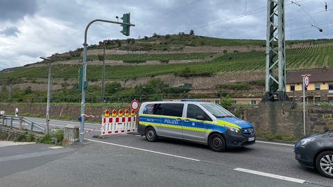 In Rüdesheim am Rhein müssen vier Weltkriegsbomben entschärft werden. Deswegen haben Polizei und Feuerwehr den Bereich großräumig abgesperrt.