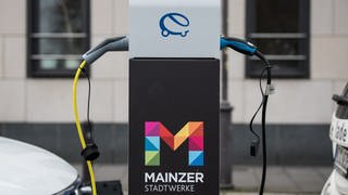 Das Bild zeigt eine Ladestation der Mainzer Stadtwerke für E-Autos. 