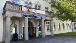 Die Universitätsmedizin Mainz bezahlt mehr offene Rechnungen und baut damit ihre Schulden weiter ab.