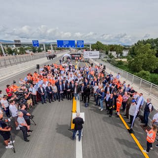 Politiker und Gäste stehen vor der symbolische Verkehrsfreigabe auf der Schiersteiner Brücke. 