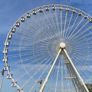 Das Riesenrad auf dem Jahrmarkt von Bad Kreuznach ist eine der Hauptattraktionen