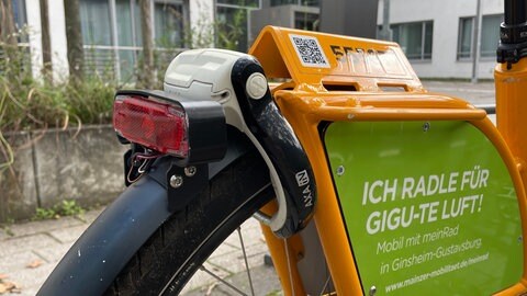 Ein Schloss an einem Leihfahrrad in Mainz. Weil es Probleme damit gibt, sollen alle Schlösser ausgetauscht werden