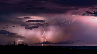 Ein schweres Gewitter tobt über dem Wartbergturm in Alzey 