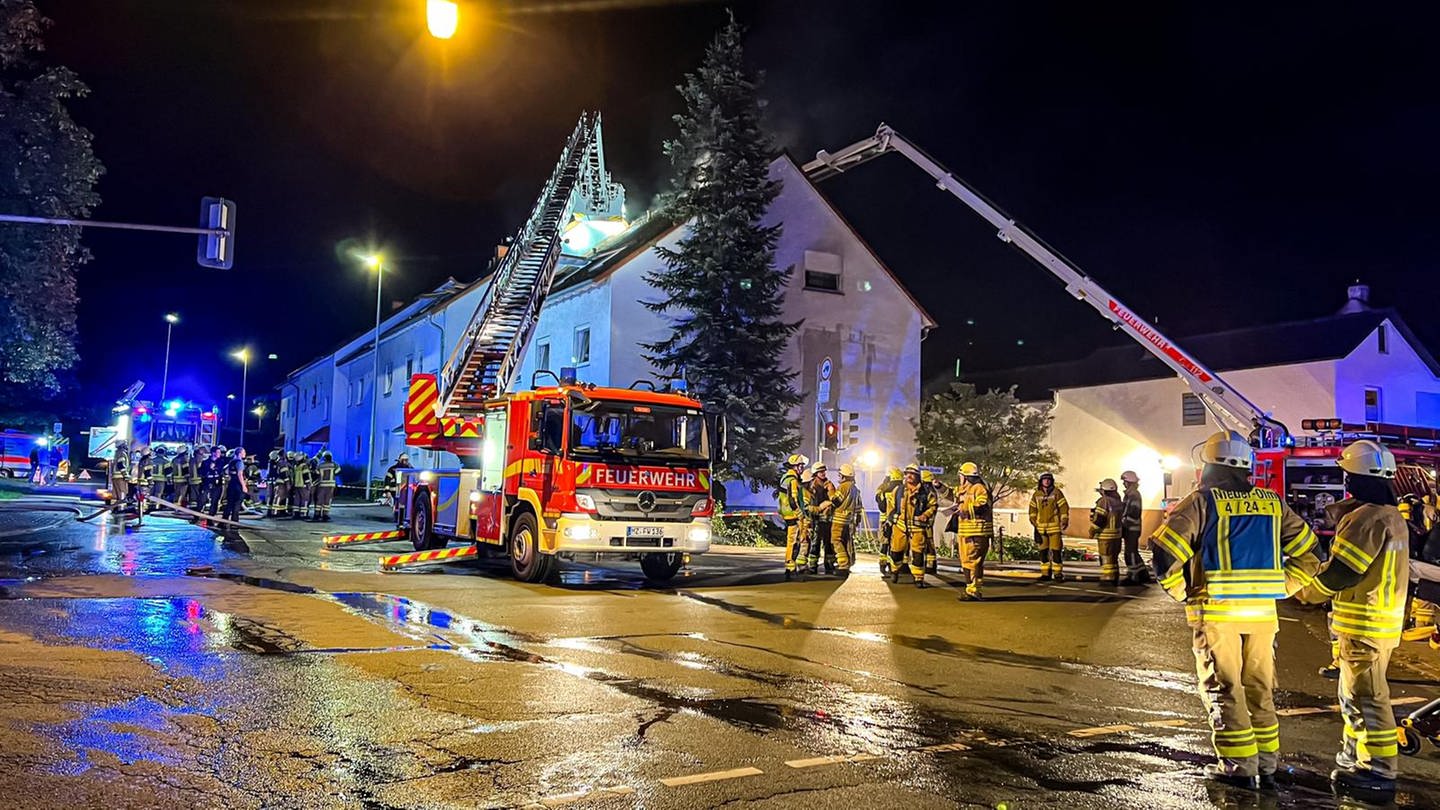 Bei einem Dachstuhlbrand in Nieder-Olm wurde ein Mensch verletzt.