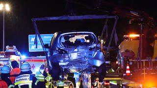 Drei Autos krachten bei dem Auffahrunfall vor dem Hechtsheimer Tunnel ineinander.