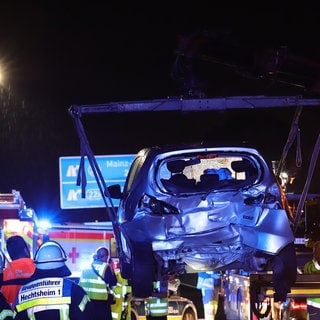 Drei Autos krachten bei dem Auffahrunfall vor dem Hechtsheimer Tunnel ineinander.