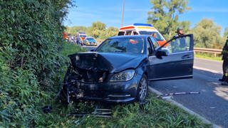 Der Fahrer des schwarzen Pkw ist anscheinend einem anderen auf der B9 bei Nackenheim aufgefahren.