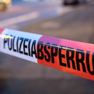 Ein rot-weißes Band der Polizei sperrt einen Tatort ab. In Stromberg haben unbekannte einen Geldautomaten gesprengt. Von der Sperrung war auch die IGS betroffen.