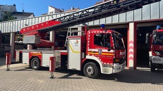 Dieses Feuerwehrfahrezug mit Drehleiter schenkt die Stadt Bingen (Kreis Mainz-Bingen) ihrer Partnerstadt Prizren im Kosovo für die Hochhausrettung.