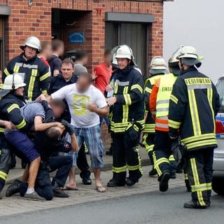 Immer Rettungskräfte werden mit Gewalt an ihrem Einsatz gehindert. (Sujetbild)