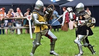 Auf dem Bild kämpfen zwei Ritter: Bei einem Turnier in Pfaffen-Schwabenheim gibt es echte Kämpfe von Rittern 