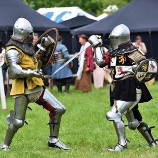 Auf dem Bild kämpfen zwei Ritter: Bei einem Turnier in Pfaffen-Schwabenheim gibt es echte Kämpfe von Rittern 