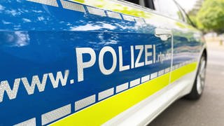 Bild eines Polizeiautos aus Mainz: Jugendliche haben einen Betonbrocken auf die A60 geworfen
