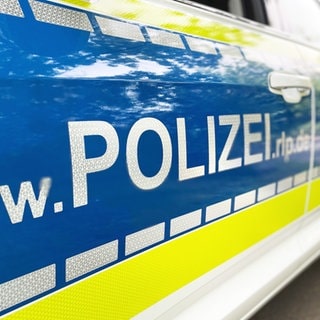 Bild eines Polizeiautos aus Mainz: Jugendliche haben einen Betonbrocken auf die A60 geworfen