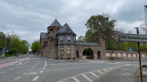 Am Wormser Hauptfriedhof und in Nebenstraßen haben am Wochenende vermutlich drei junge Menschen randaliert. Es wurden Gräber, Grabsteine, Eiserne Kreuze und Fahrzeuge beschädigt.