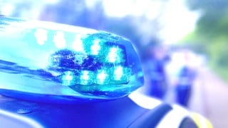 Auf dem Bild ist das Blaulicht eines Polizeiwagens zu sehen. Eine Frau ist auf der A60 bei Mainz aus einem fahrenden Auto gefallen.