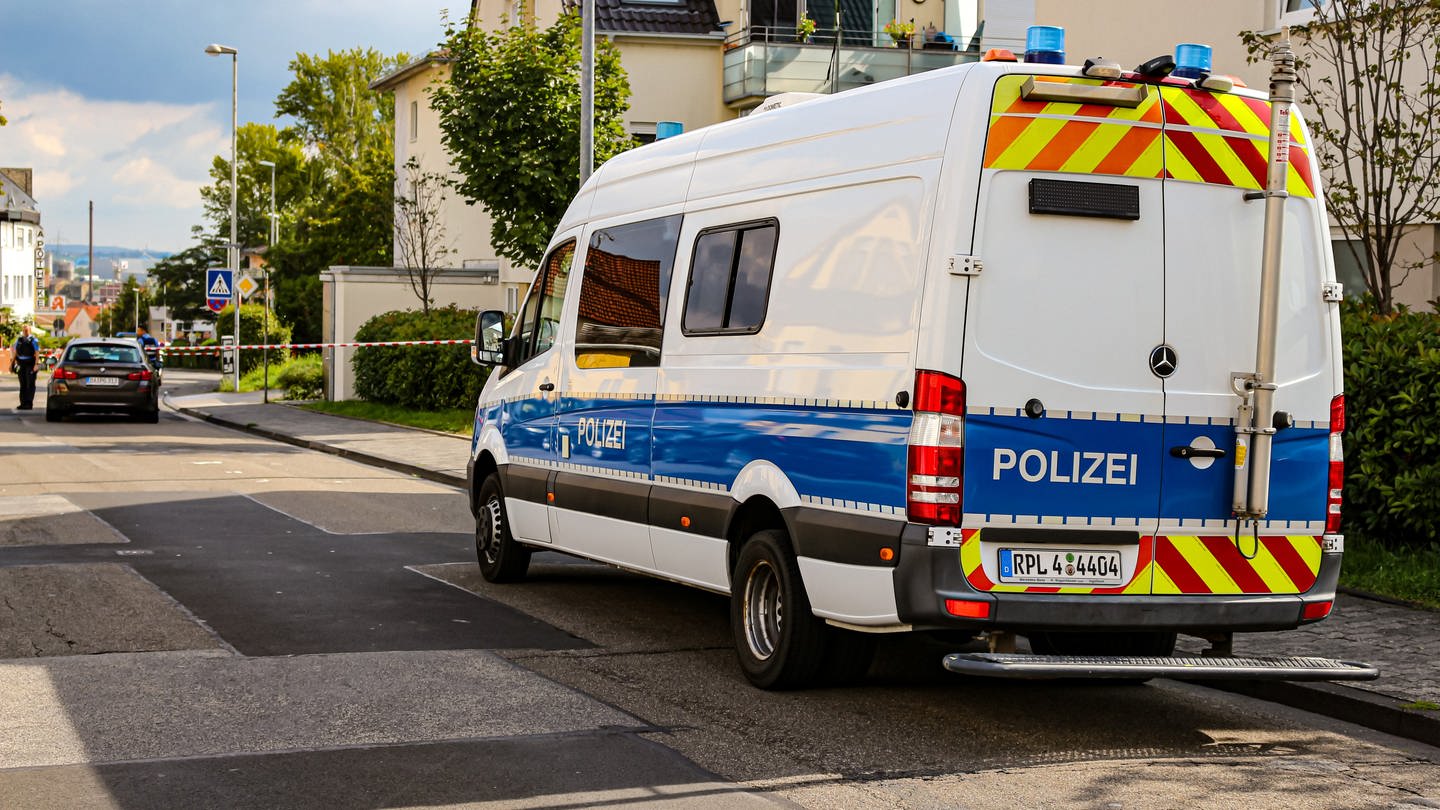 Tödlicher Unfall: In Mainz-Mombach wurde die Suderstraße gesperrt. Eine Fußgängerin starb nach einem Zusammenstoß mit einem Lastwagen.