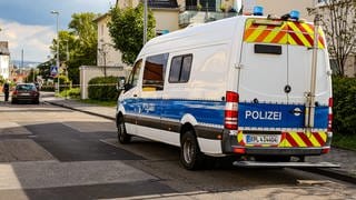 Tödlicher Unfall: In Mainz-Mombach wurde die Suderstraße gesperrt. Eine Fußgängerin starb nach einem Zusammenstoß mit einem Lastwagen.