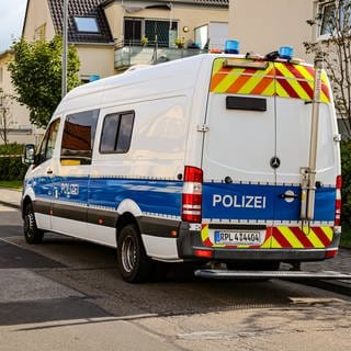 Tödlicher Unfall: In Mainz-Mombach wurde die Suderstraße gesperrt. Eine Fußgängerin starb nach einem Zusammenstoß mit einem Lastwagen.