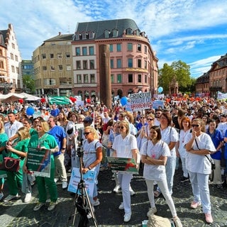 Unter dem Motto "Alarmstufe rot" haben am 20. September 2023 etwa 1.000 Mitarbeitende rheinland-pfälzischer Kliniken in Mainz vor dem Dom protestiert. 