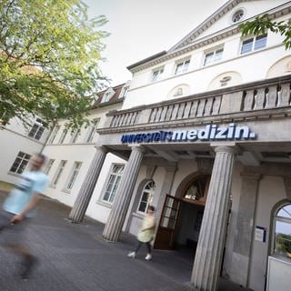 Der Eingang der Universitätsmedizin der Johannes Gutenberg-Universität Mainz. Die Unimedizin darf 150 Millionen mehr Schulden machen als bisher. Das hat der Haushalts- und Finanzausschuss des rheinland-pfälzischen Landtags beschlossen.
